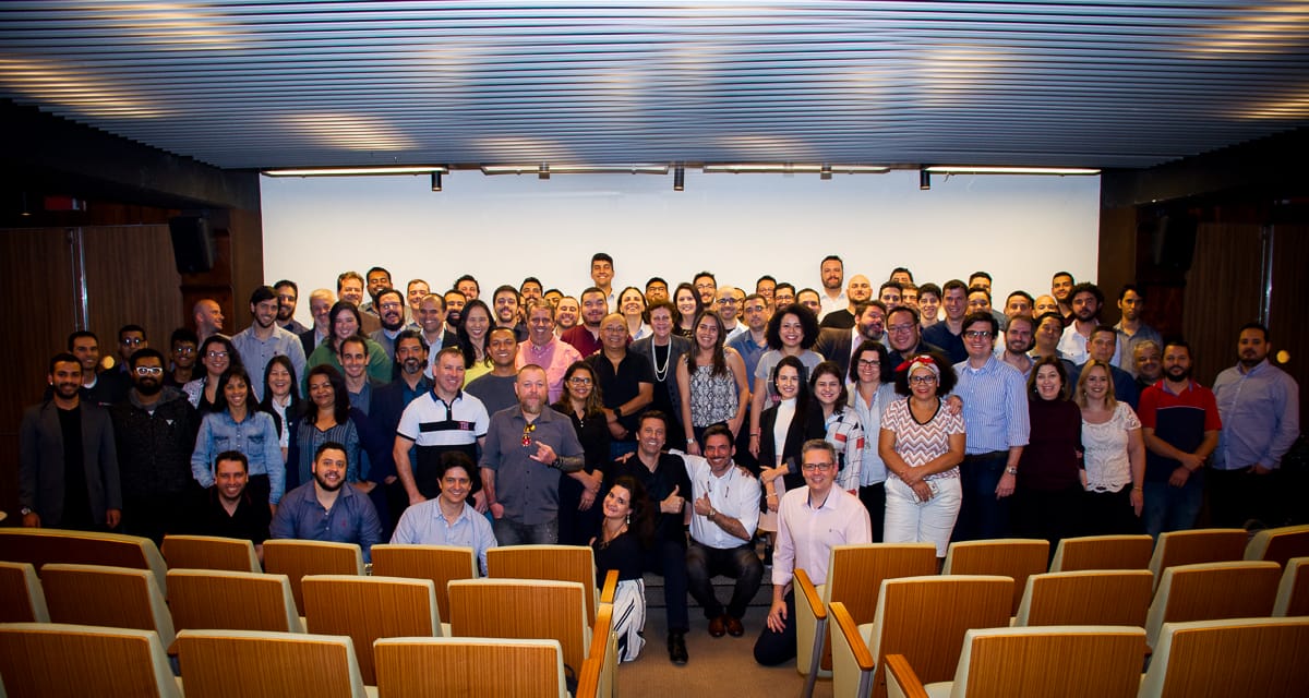 AlfaPeople comemora 15 anos de operação no Brasil com muita arte e diversão no mid-review