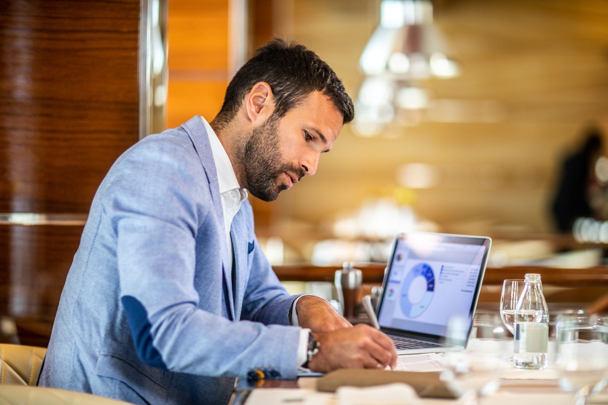Veja como usar o Microsoft Dynamics 365 (CRM) para serviços financeiros